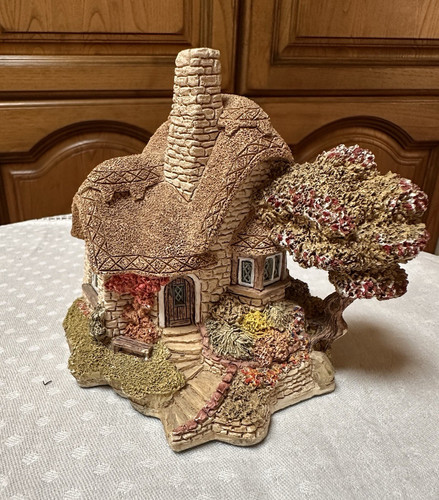 Lilliput lane beehive - lane,