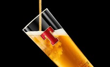 Tennent's Lager branded pint glasses, set of four unused promotional glassware