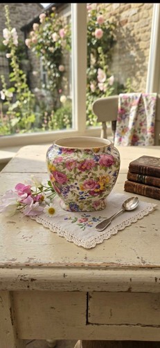 Porcelain sugar bowl - , in