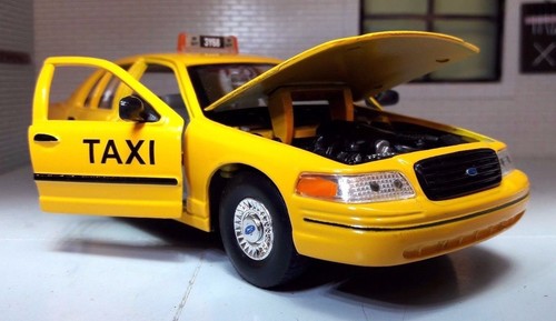 Ford crown victoria - crown, yellow