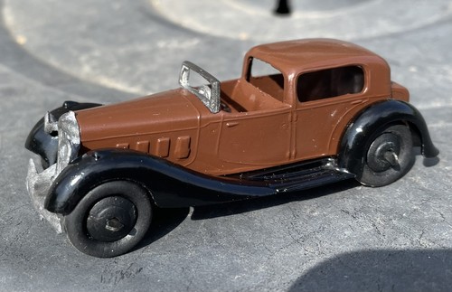 Dinky toy town sedan - , 36