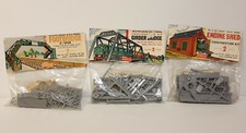 TRAINS : ENGINE SHED, GIRDER BRIDGE, FOOTBRIDGE HO & OO GAUGE SCALE KITS (BY)