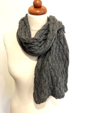 SAMANTHA HOLMES - A Gorgeous Beautifully Soft Grey Alpaca Cable Knit Scarf - New
