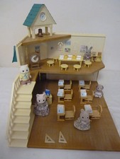 SYLVANIAN FAMILIES BERRY GROVE SCHOOL ALMOST COMPLETE WITH FIGURES