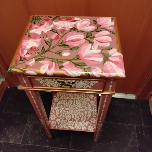 Stunning hand painted side - hand,