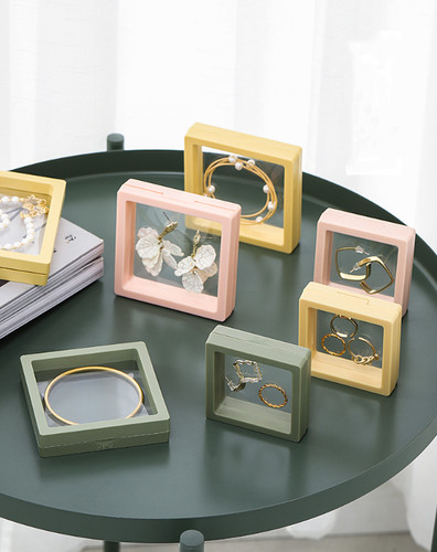 Floating jewelry display - 3d,