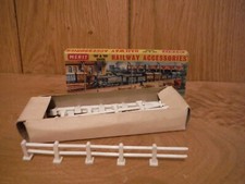 Merit 00 and H0 Post and Rail Fencing boxed (012)
