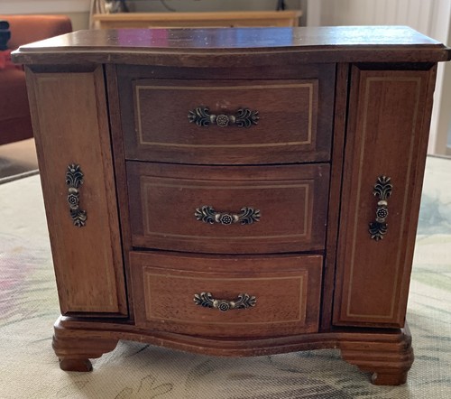 Vintage wooden jewellery box - wooden,