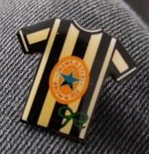 NEWCASTLE UNITED 1990s BROWN ALE HOME SHIRT PIN BADGE RARE!!
