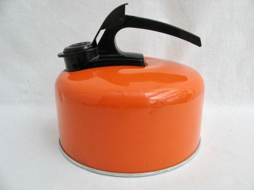 Stove top whistling kettle for