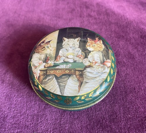 Vintage past times - round, pill