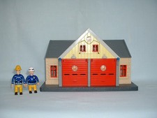 FIREMAN SAM FIRE STATION Play Set Toy & Action Figures (OFFICER STEELE/HOUSE)