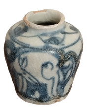 Small 17th century Chinese Zhangzhou Swatow jar decorated wirh deer (1221)