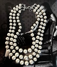 New AMRITA SINGH 3 ROWS GRADUATED PEARLS STATEMENT Necklace