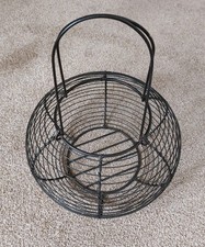 WIRE EGG BASKET FOR COLLECTING CHICKEN / POULTRY EGGS (UK)