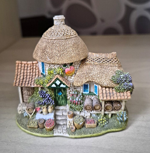 Lilliput lane cottage hand - cottage,
