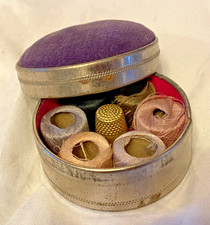 VINTAGE CIRCULAR TIN SEWING ETUI PIN CUSHION COTTON THIMBLE 6.5CM X4CM NOT SCRAP