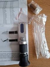 Handheld RHBN - 90ATC Refractometer to measure the moisture content of honey.