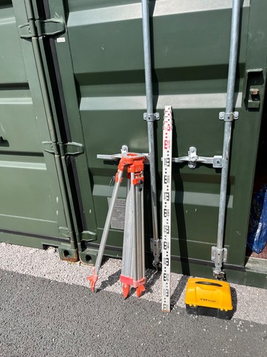 Dumpy level staff and tripod