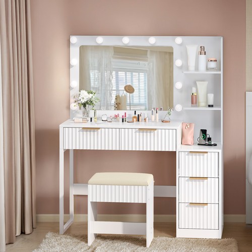 Vanity set with - set, lights