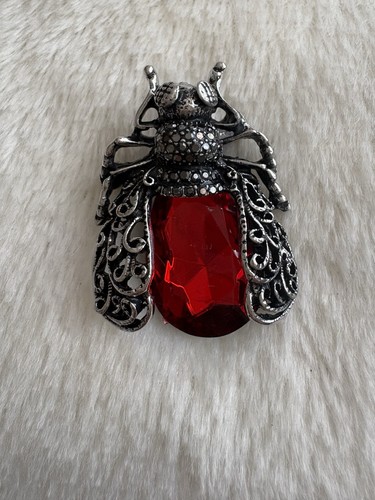 Red bee brooch - red,