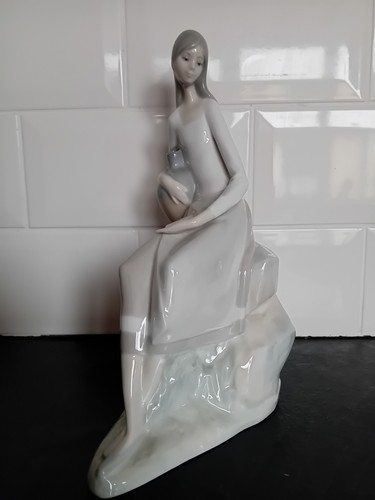 Lladro nao young girl - /,