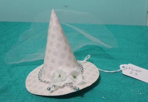 White pointed fascinator - white,