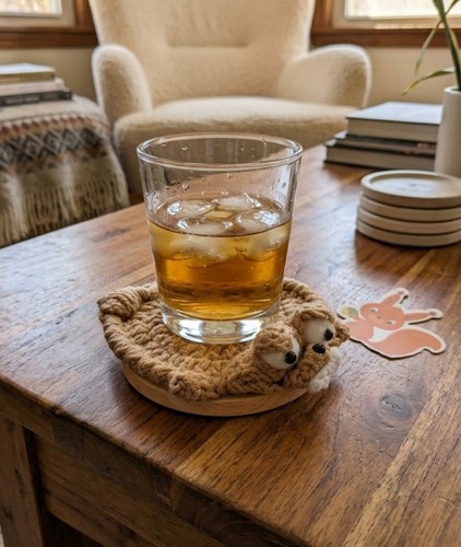 Hand crochet squirrel drink - hand,