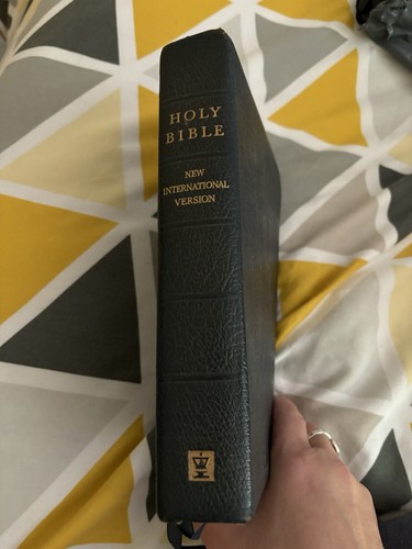 Holy bible new international - holy,