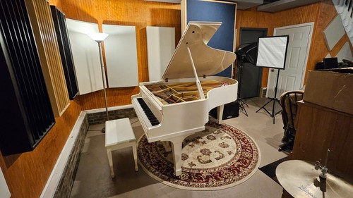 Yamaha white grand piano - piano, 6'1"