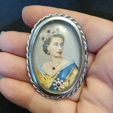 Vintage 1953 Queen Elizabeth II coronation portrait brooch (T205 tray 2)