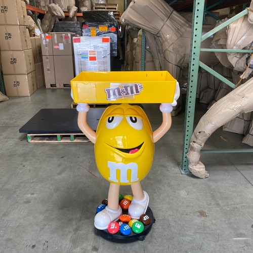Yellow candy cart - m&m, statue