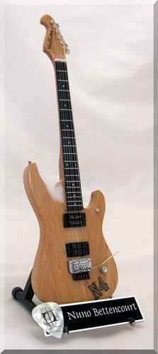 Nuno bettencourt miniature - bettencourt,