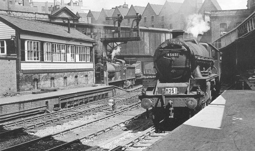 New station devonian train - station,