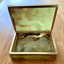 ZA385:  VINTAGE GREEN ONYX HINGED LID TRINKET BOX / CIGARETTE BOX