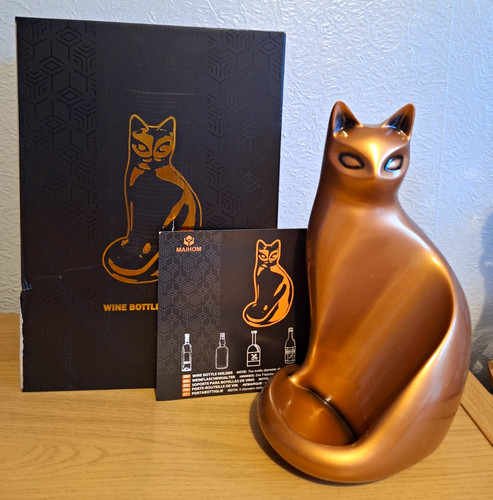Pair modern cat - of, bottle