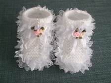 HAND KNITTED BABY SHOES/ BOOTIES ROMANY-WHITE- FIT 0-3 MTHS/REBORN DOL -A10