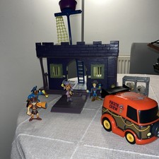 Scooby Doo Haunted Fort & 7 Action Figures. 