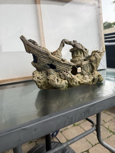 Shipwreck ornament for fish