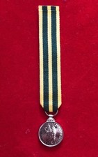 MINIATURE QUEENS VOLUNTEER