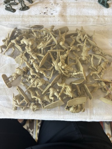 Plastic british soldiers tan - -,