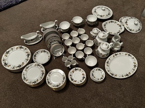 Royal doulton larchmont set - set,