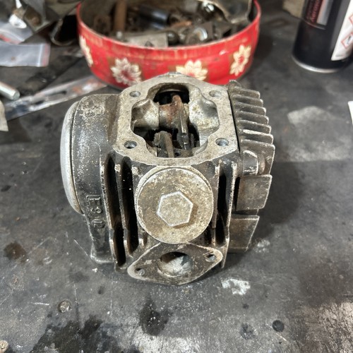 Honda c70 cylinder head - 6v,