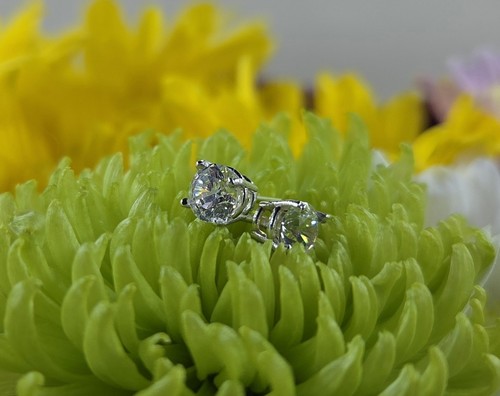 Round cut diamond stud - .50,