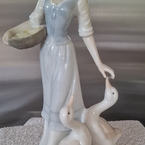 Unmarked porcelain woman - unmarked, &