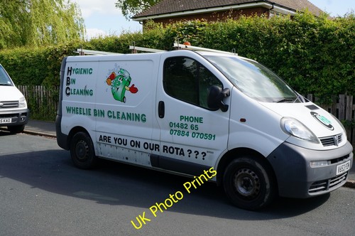 Photo 12x8 wheelie bin - h,