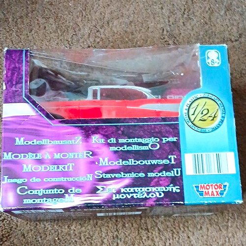 Motormax red car model - red, 1:24