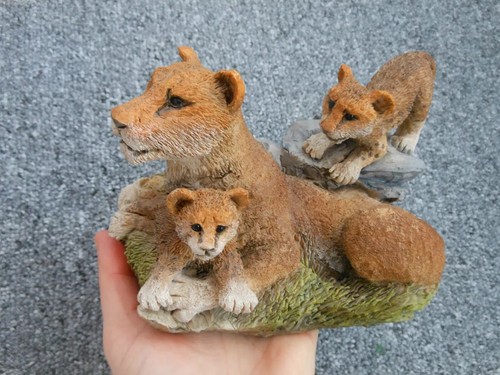 Lioness with two cubs - , resin