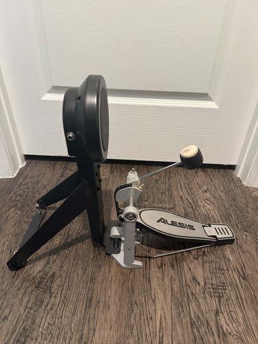 Alesis kick drum - drum, pedal
