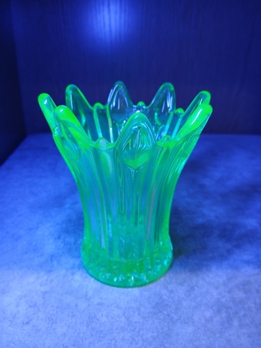 Vintage uranium glass lily - uranium,